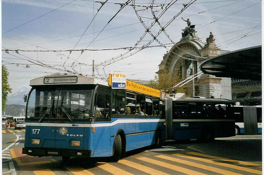 (066'915) - VBL Luzern - Nr. 177 - Volvo/Hess Gelenktrolleybus am 22. April 2004 beim Bahnhof Luzern
