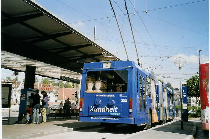 (067'720) - VBL Luzern - Nr. 200 - NAW/Hess Gelenktrolleybus am 23. Mai 2004 beim Bahnhof Luzern