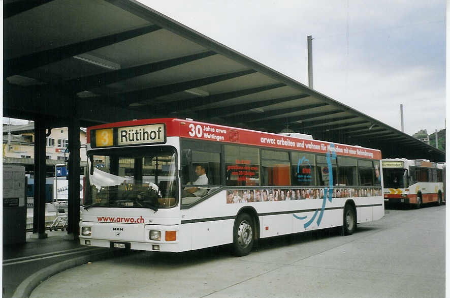 (068'406) - RVBW Wettingen - Nr. 67/AG 19'402 - MAN am 19. Juni 2004 beim Bahnhof Wettingen