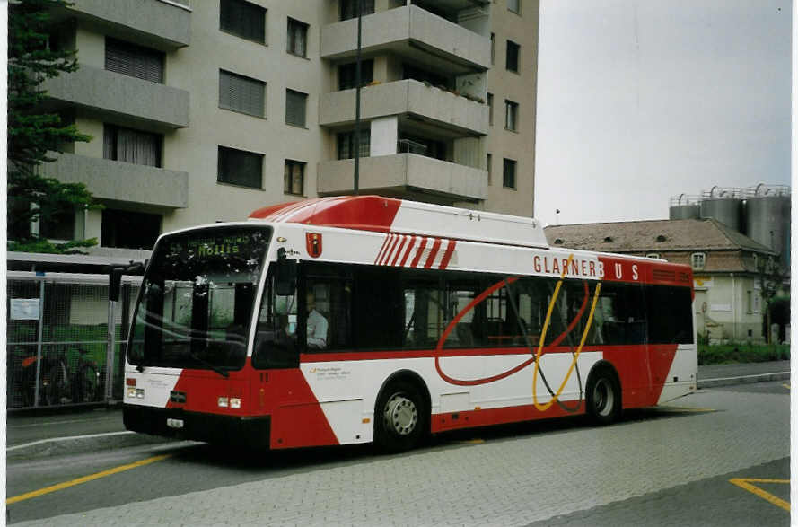 (068'605) - Niederer, Filzbach - Nr. 11/GL 46 - Van Hool am 19. Juni 2004 beim Bahnhof Nfels-Mollis