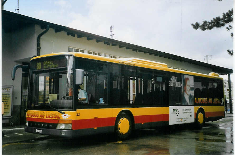 (069'228) - AAGL Liestal - Nr. 63/BL 7688 - Setra am 10. Juli 2004 beim Bahnhof Liestal