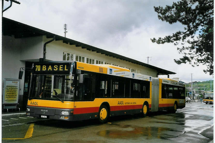 (069'231) - AAGL Liestal - Nr. 95/BL 7042 - MAN am 10. Juli 2004 beim Bahnhof Liestal