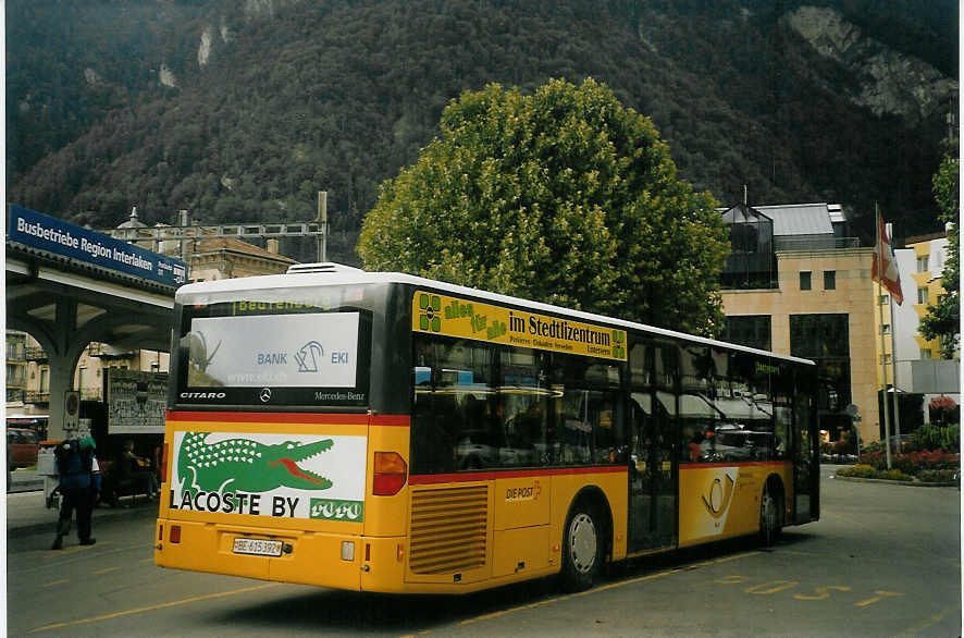 (071'017) - PostAuto Berner Oberland - BE 615'392 - Mercedes (ex P 25'382) am 12. September 2004 beim Bahnhof Interlaken West