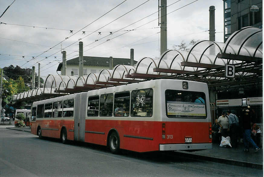 (071'113) - WV Winterthur - Nr. 313/ZH 527'313 - Volvo/Hess am 15. September 2004 beim Hauptbahnhof Winterthur