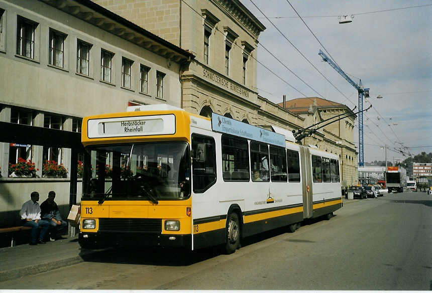 (071'611) - VBSH Schaffhausen - Nr. 113 - NAW/Hess Gelenktrolleybus am 4. Oktober 2004 beim Bahnhof Schaffhausen