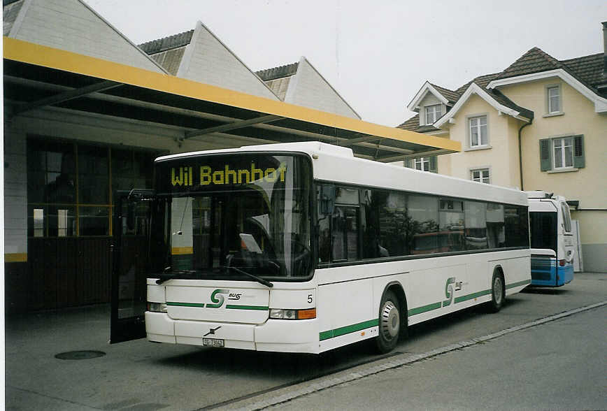 (072'113) - BOS Wil - Nr. 5/TG 73'042 - Volvo/Hess (ex BHW Wil Nr. 5) am 11. Oktober 2004 in Wil, Garage