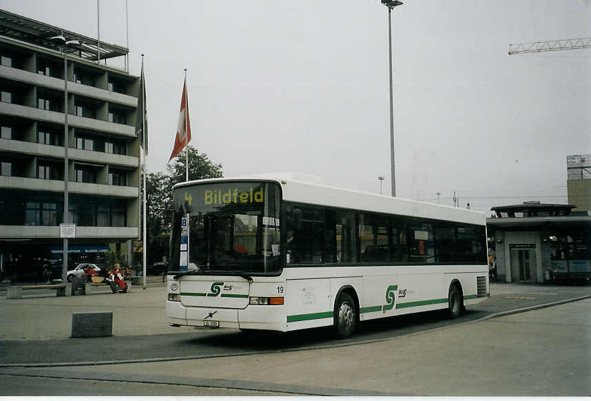 (072'115) - BOS Wil - Nr. 19/SG 3309 - Volvo/Hess am 11. Oktober 2004 beim Bahnhof Wil