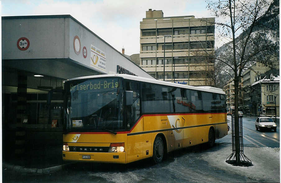 (073'627) - PostAuto Oberwallis - VS 243'889 - Setra (ex P 26'028) am 1. Januar 2005 in Visp, Postautostation