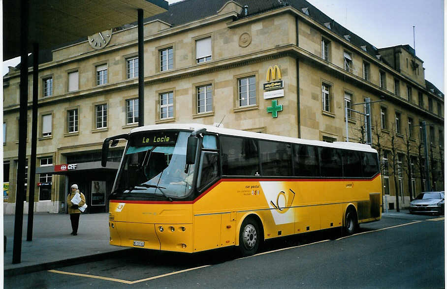 (074'103) - CarPostal Jura-Jura bernois-Neuchtel - NE 110'345 - Bova am 16. Januar 2005 beim Bahnhof Neuchtel