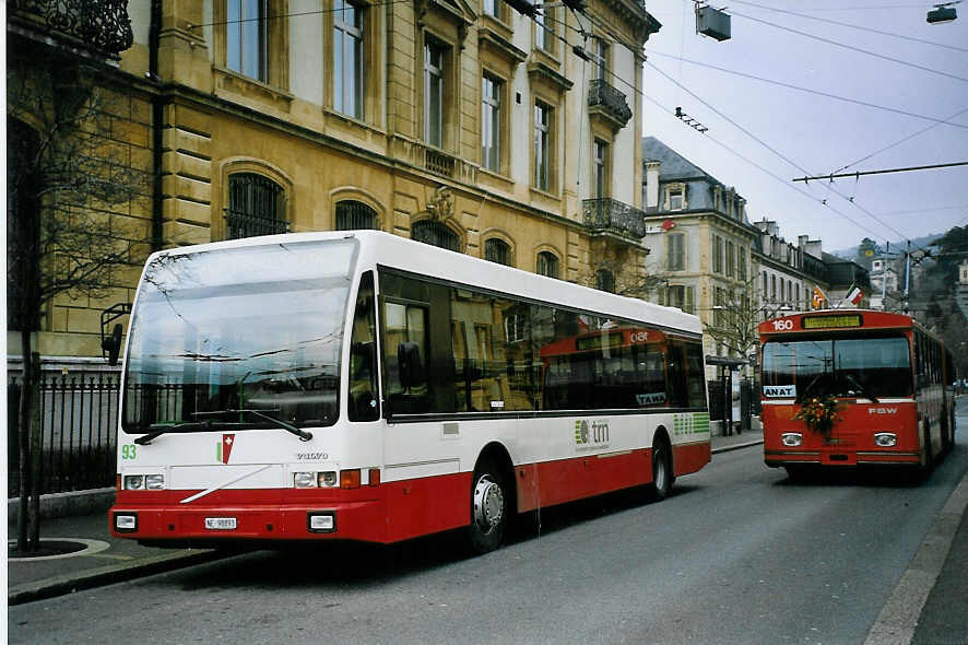 (074'121) - VR La Chaux-de-Fonds - Nr. 93/NE 98'893 - Volvo/Berkhof am 16. Januar 2005 in Neuchtel, Place Pury