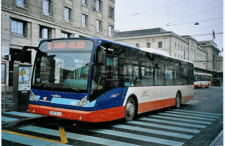 (075'606) - Aus Frankreich: TPG Genve (France) - Nr. 489/3206 YA 74 - Van Hool am 6. Mrz 2005 beim Bahnhof Genve