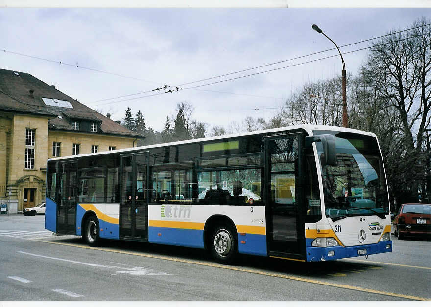 (076'227) - TC La Chaux-de-Fonds - Nr. 211/NE 19'211 - Mercedes am 23. April 2005 beim Bahnhof La Chaux-de-Fonds