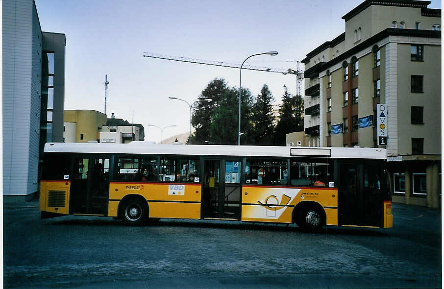 (076'729) - PostAuto Graubnden - GR 102'355 - Mercedes (ex P 25'202) am 27. Mai 2005 beim Bahnhof Davos-Dorf