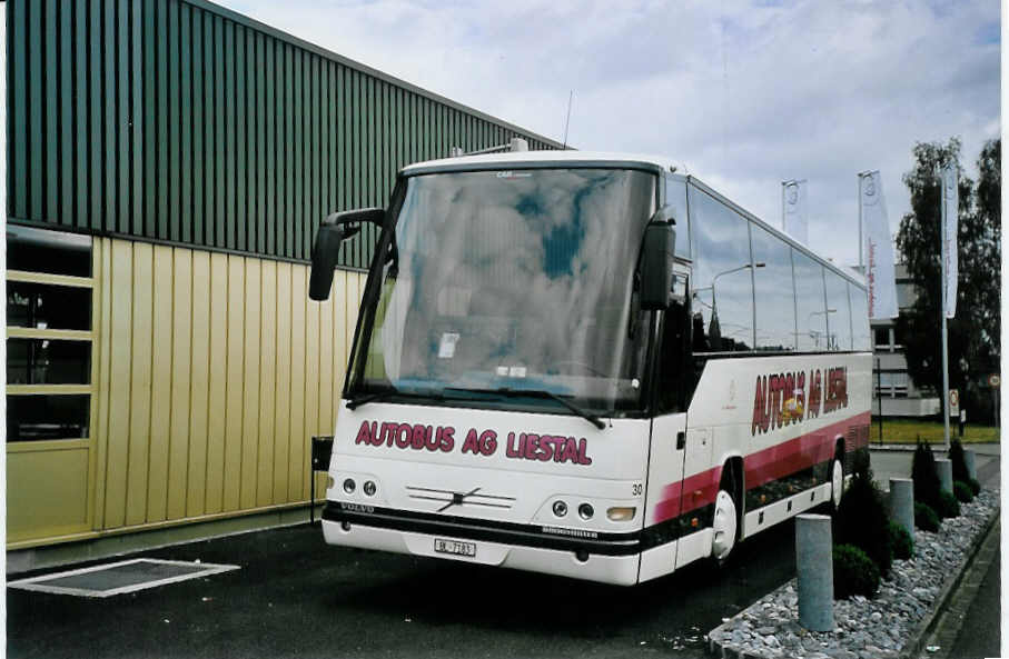 (077'029) - AAGL Liestal - Nr. 30/BL 7183 - Volvo/Drgmller am 5. Juni 2005 in Liestal, Garage