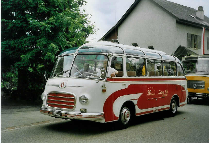 (077'305) - Aus Deutschland: Setra, Ulm - ZH 32'916 U - Setra am 5. Juni 2005 in Arboldswil, Dorfstrasse