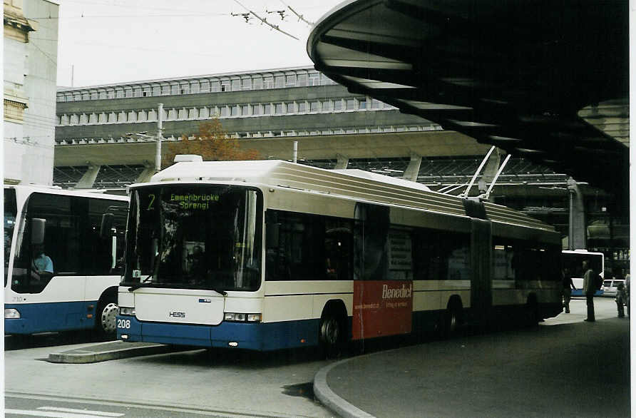 (078'603) - VBL Luzern - Nr. 208 - Hess/Hess Gelenktrolleybus am 11. Juli 2005 beim Bahnhof Luzern