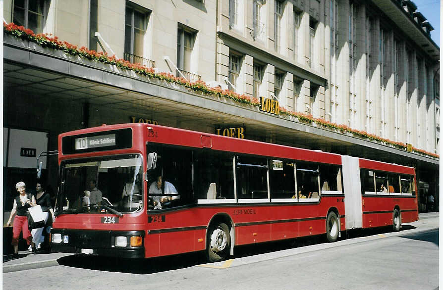 (079'121) - Bernmobil, Bern - Nr. 234/BE 513'234 - MAN am 27. Juli 2005 beim Bahnhof Bern