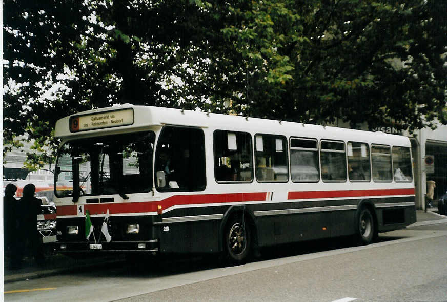 (080'903) - VBSG St. Gallen - Nr. 218/SG 141'218 - Saurer/Hess am 18. Oktober 2005 beim Bahnhof St. Gallen