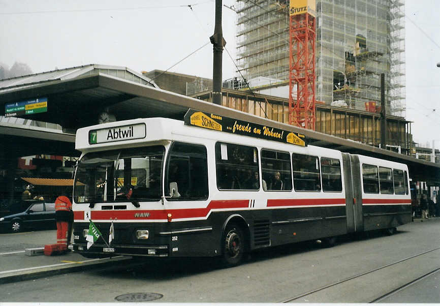 (080'910) - VBSG St. Gallen - Nr. 252/SG 198'252 - NAW/Hess am 18. Oktober 2005 beim Bahnhof St. Gallen