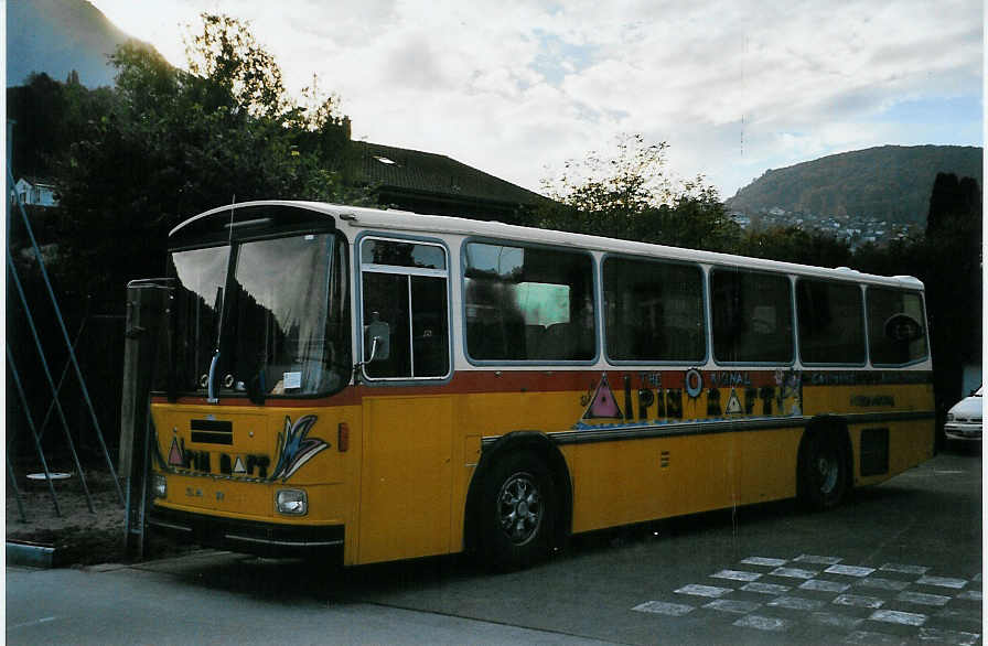 (081'314) - Alpin Raft, Intelaken - Saurer/R&J (ex P 24'277) am 21. Oktober 2005 in Faulensee, Schulhaus