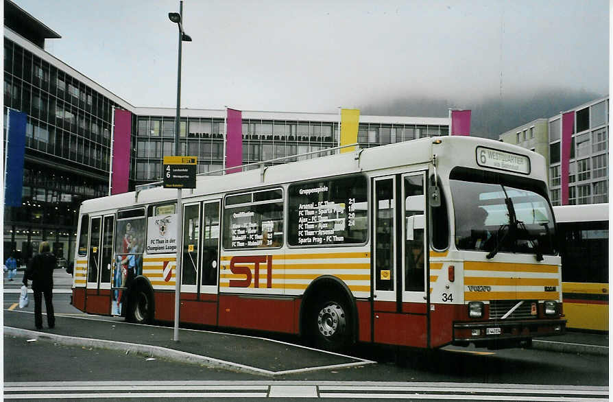 (081'518) - STI Thun - Nr. 34/BE 443'834 - Volvo/R&J (ex SAT Thun Nr. 34) am 14. November 2005 beim Bahnhof Thun