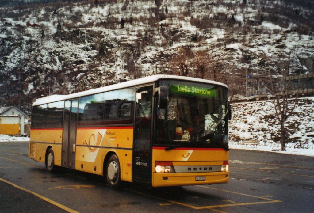 (081'931) - PostAuto Wallis - VS 241'975 - Setra am 18. Dezember 2005 beim Bahnhof Brig