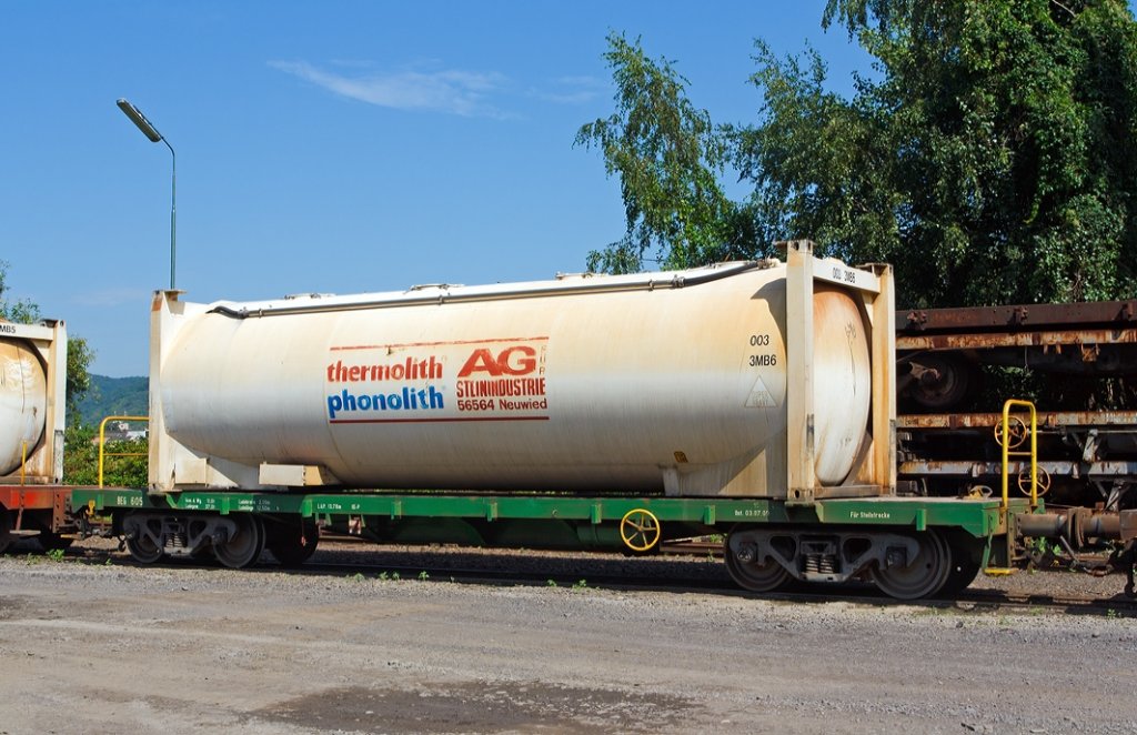 1.000mm-Schmalspur-Containerwagen der Brohltal Eisenbahn (BE) Nr. 605 (S4kk), ex. FEVE 0.033, am 18.08.2011 in Brohl-Ltzing auf der Gleisanlage.

Technische Daten:
Leergewicht: 11.000 kg
Ladegewicht: 37.000 kg
Ladebreite: 2.100 mm
Ladelnge: 12.500 mm
Lnge ber Puffer: 13.780 mm
Der Wagen ist fr die Steilstrecke zugelassen.