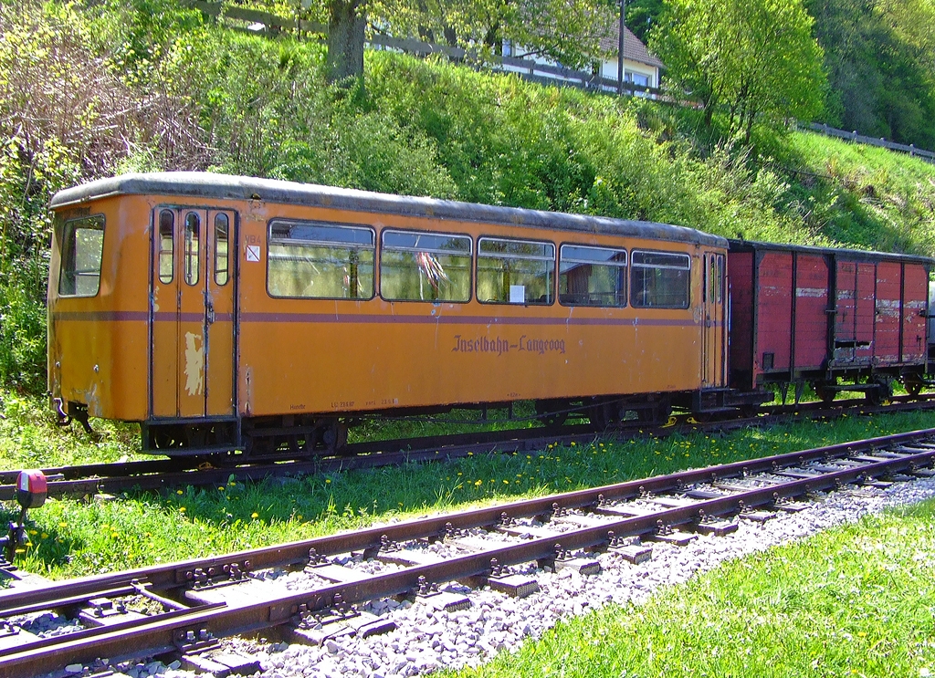 1.000mm vierachsige Triebwagenbeiwagen MME VB  4, ex IBL VB 4 -(Inselbahn Langeoog, Langeoog) der MME  Mrkische Museums-Eisenbahn e.V.  (Sauerlnder Kleinbahn) abgestellt am 23.05.2010 in Herscheid-Hinghausen.
Der Beiwagen wurde 1930 von Westwaggon unter der Fabriknummer 153641 gebaut und an die KAE - Kreis Altenaer Eisenbahn, Altena (Westfalen) als 33 geliefert, 1955 Umzeichnung in VB 4 - 33 und 1961 verkauft an die IBL - Inselbahn Langeoog, Langeoog hier nun VB 4. 1963 erfolgte dann ein Umbau, Abbruch des Wagenkastens, anschlieender Neuaufbau in Anlehnung an das Erscheinungsbild von VT 1 und 2 und so fand der Wagen bis 1995 bei Inselbahn Langeoog Verwendung bis er dann zur MME kam.
Technische Daten:
Lnge ber Puffer: 11.580 mm
Breite: 2.450 mm
Eigengewicht: 9.600 kg
Sitzpltze: 40