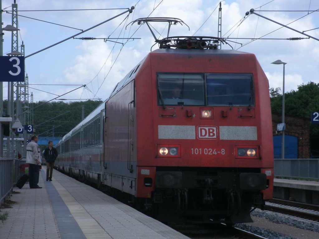 101 024 am 23.Mai 2011 mit dem IC 2213 nach Stuttgart,in Bergen/R�gen.