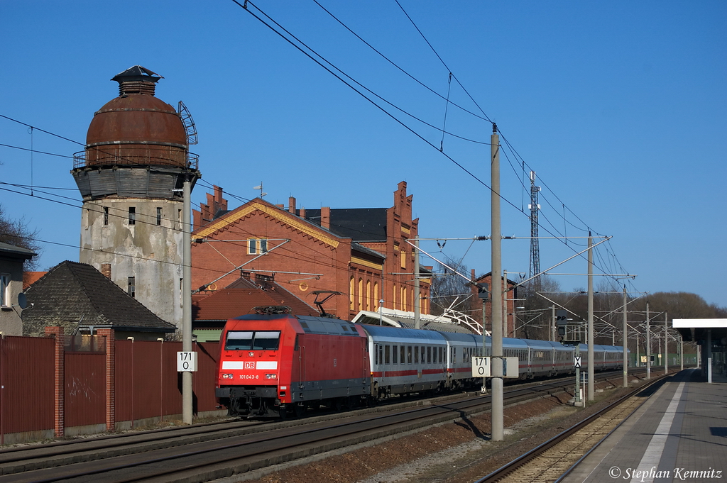 101 043-8 mit dem IC 142 von Berlin Ostbahnhof nach Schiphol (Airport) in Rathenow. 22.03.2012