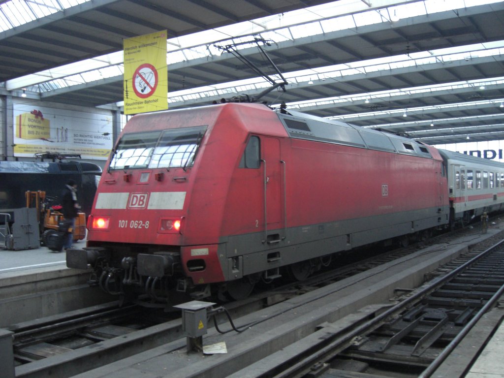 101 062-8 steht abfahrbereit im M�nchener Hauptbahnhofs.