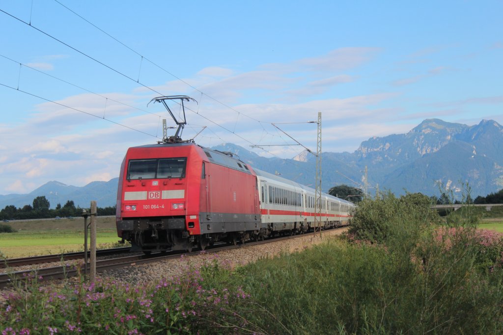 101 064-4 am Zugende eines IC in Richtung Salzburg. Aufgenommen am 9. August 2012
kurz vor Bernau am Chiemsee.