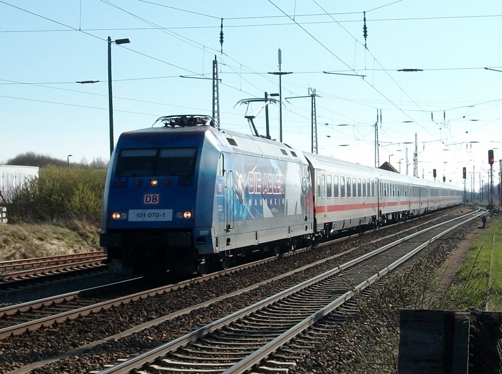 101 070 hat mit dem IC 2376 Karlsruhe-Binz Einfahrt am 24.April 2010 in Bergen/R�gen.