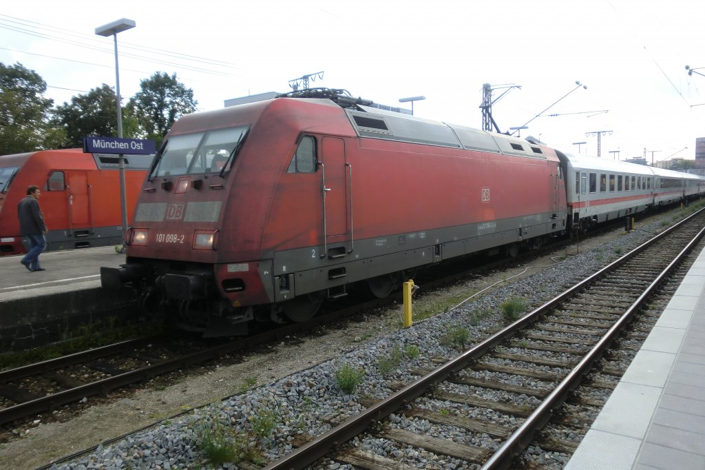 101 098-2 h�tte mal wieder eine W�sche n�tig. Am 22. September 2001 stand sie in M�nchen-Ost.