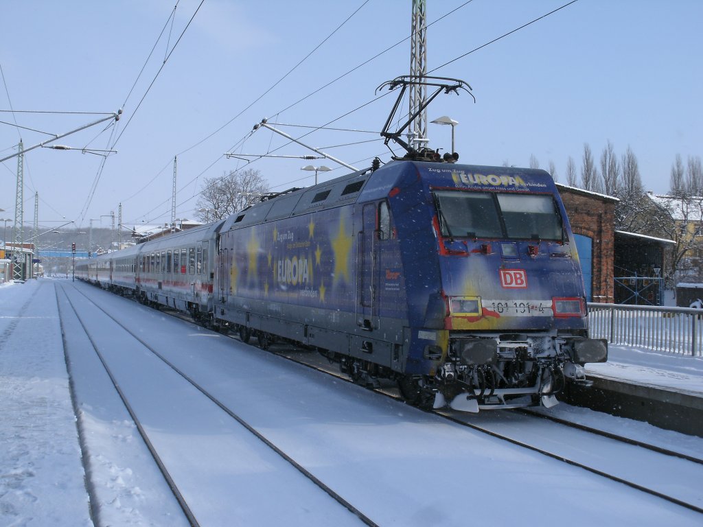 101 101-4 und der IC 2184 aus Hannover,am 04.Februar 2012,beim Erreichen von Bergen/R�gen.Nach dem Halt ging es weiter zur Endstation Binz.