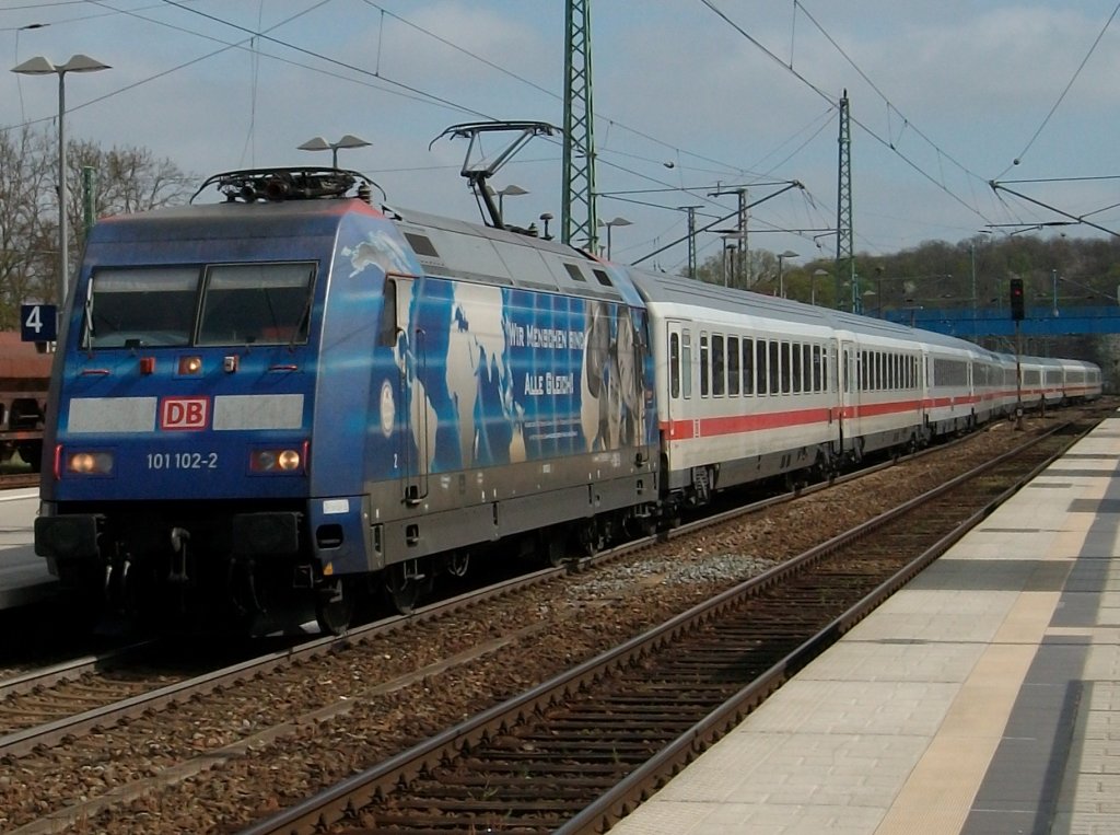101 102 und IC Binz-Stuttgart am 05.Mai 2010 bei der Einfahrt in Bergen/R�gen.