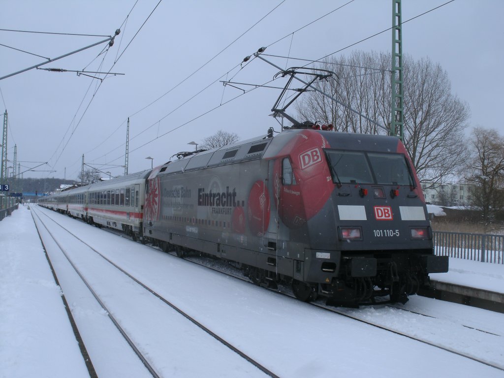 101 110-5 und der IC 2212 Koblenz-Binz,am 21.M�rz 2013,beim Halt in Bergen/R�gen.