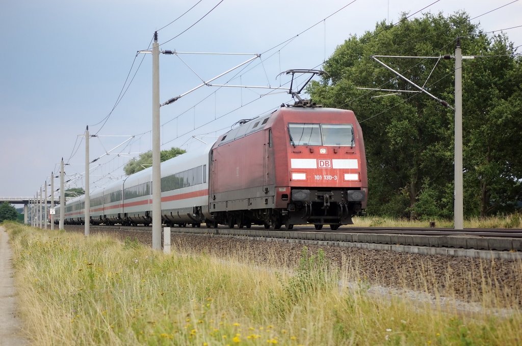 101 130-3 mit ehemaligen Metropolitanzug zwischen Gro�wudicke und Rathenow in Richtung Stendal. Geschoben von der 101 126-1. 05.08.2010