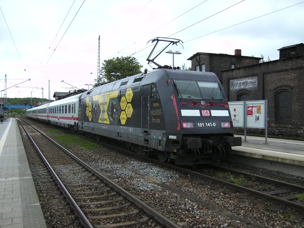 101 141 brachte am 07.Juni 2010 den IC D�sseldorf-Binz nach Bergen/R�gen und fuhr nach zweimin�tigen Aufenthalt weiter nach Binz.