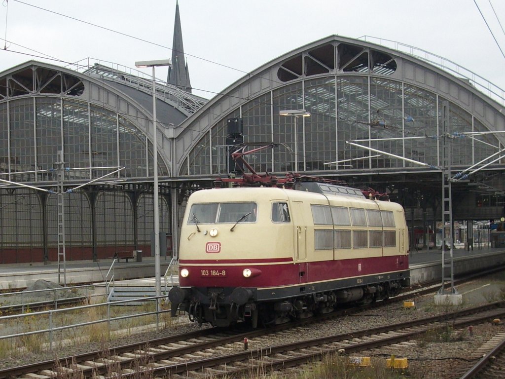 103 184 vor der Bahnhofshalle in L�beck am 28.November 2009.