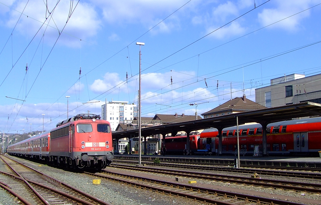 110 441-3 mit Nahverkehrszug steht im Hbf Siegen am 10.04.2010 auf dem Abstellgleis. Rechts auf Gleis 54 eingefahrener RE 9 Rhein-Sieg-Express, der 2010 noch bis Gieen durchfuhr. Die Aufnahme entstand aus dem Sdwestflische Eisenbahnmuseum, Siegen.