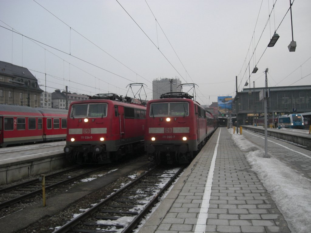 111 034-5 kam gerade aus Mittenwald und 111 066-7 ist auf dem Weg dorthin.
Festgehalten am 5. Februar 2010 im Au�enbereich des M�nchner Hauptbahnhofes.