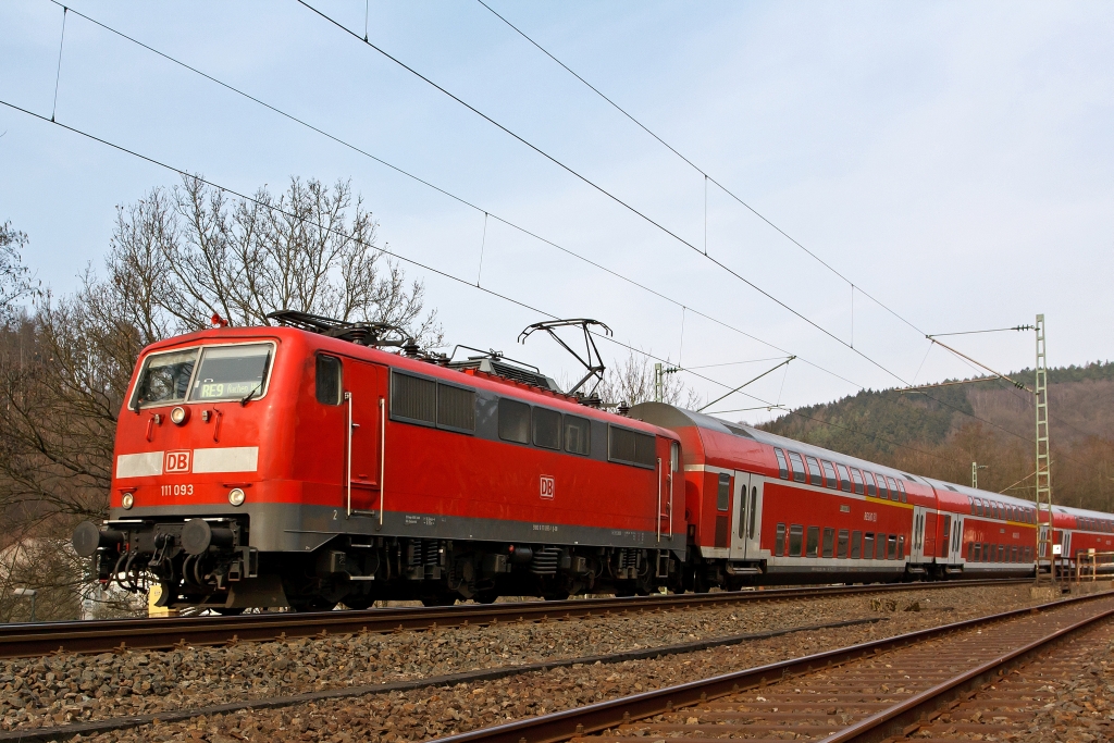 111 093 mit dem RE 9 (Rhein-Sieg-Express) Siegen-Kln-Aachen fhrt am 17.03.2012 in Richtung Kln, hier bei Betzdorf-Bruche.