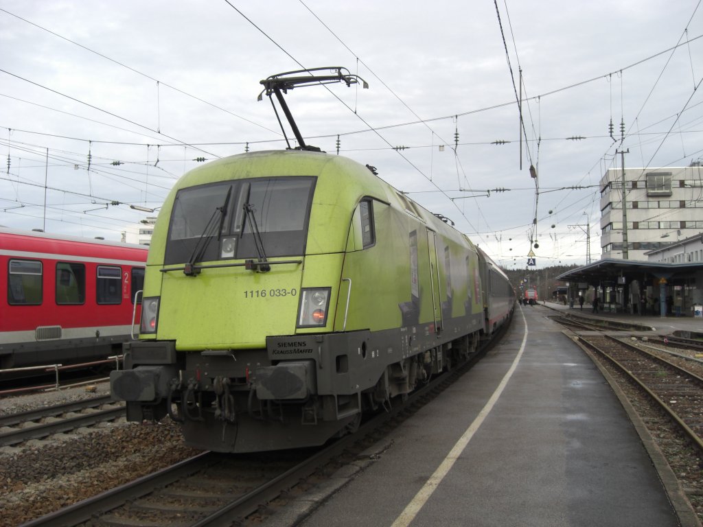 1116 033-0 am Zugende des EC 113 am 6. Dezember 2009 im Bahnhof von
Traunstein.