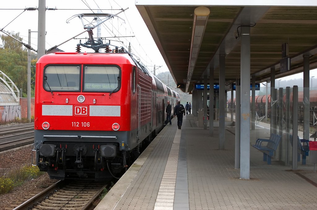 112 106 die am 06.10.2010 ihr Hauptuntersuchung bekommen hat steht mit dem RE2 (RE 38167) nach K�nigs Wusterhausen in Rathenow. 12.10.2010