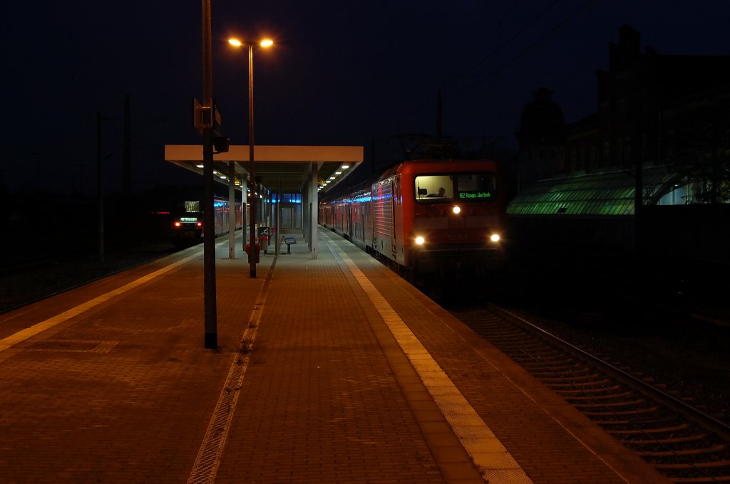 112 109 mit dem RE2 (RE 38135) nach K�nigs Wusterhausen in Rathenow. Auf der linken Seite steht die RB (RB 36706) nach Stendal. 23.10.2010