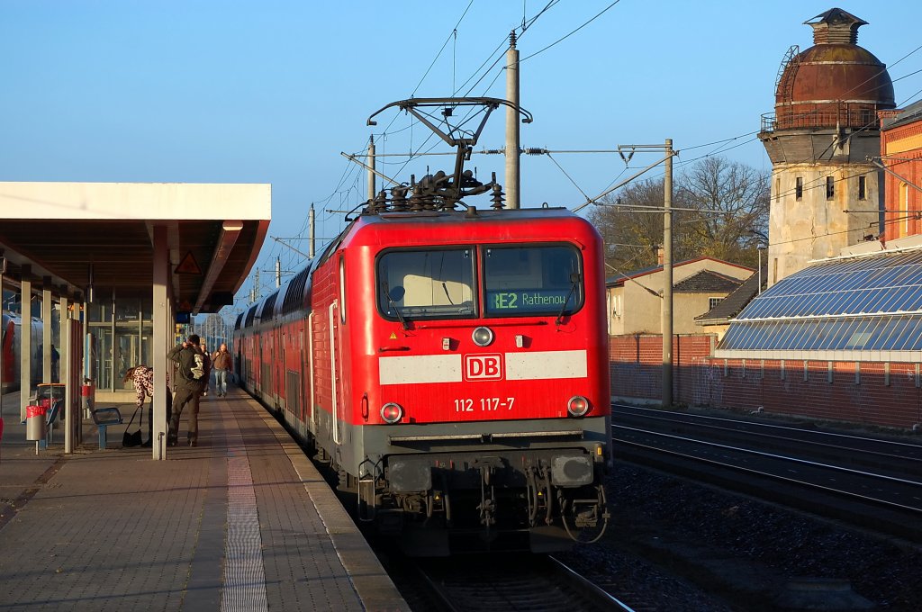 112 117-7 mit dem RE2 (RE 38137) nach K�nigs Wusterhausen in Rathenow. 26.10.2010