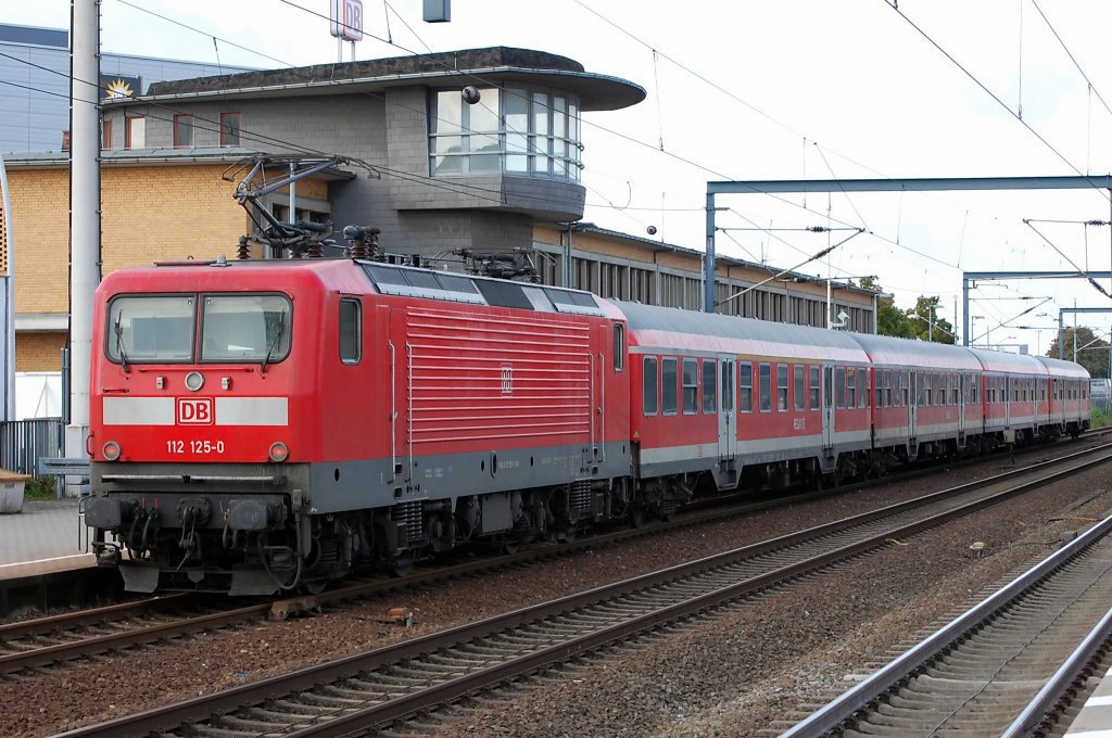 112 125-0 mit dem RB 14872 nach Braunschweig in Wolfsburg. 15.09.2010