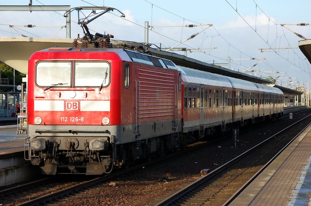 112 126-8 mit einem RE (RE 14606) nach Hannover in Wolfsburg. 15.09.2010