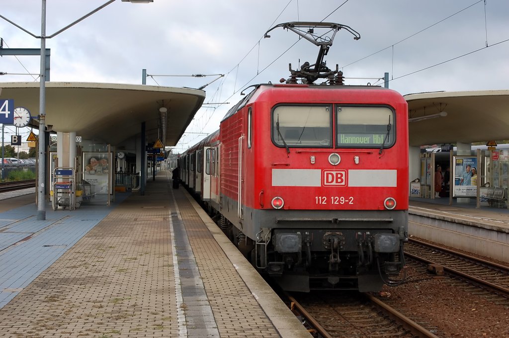 112 129-2 mit dem RE 14608 nach Hannover in Wolfsburg 15.09.2010